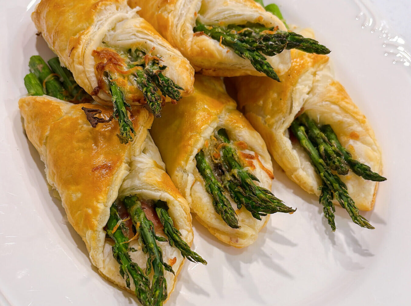 Prosciutto Asparagus Puff Pastry Bundles
